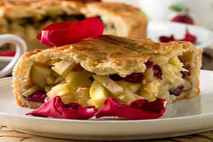 Пирог яблочный с лепестками роз