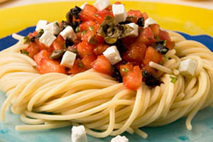 Спагетти с помидорами и сулугуни