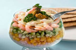 Салат с морепродуктами и кукурузой