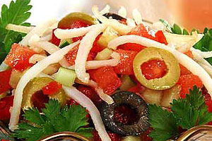 Салат овощной с кальмарами