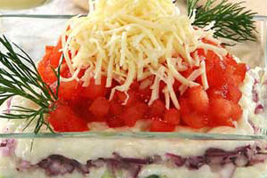 Салат рыбный с сырным соусом