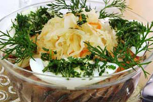 Салат из квашеной капусты с сельдью