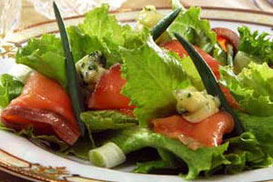 Салат с зеленью и копченым лососем