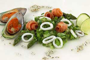 Салат из эндивия и морепродуктов