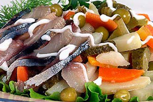 Салат с рыбой горячего копчения