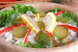 Салат рисовый с тунцом и оливками