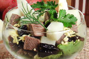 Салат мясной с черносливом
