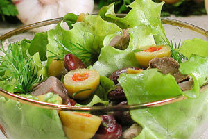 Зеленый салат с мясом и фасолью